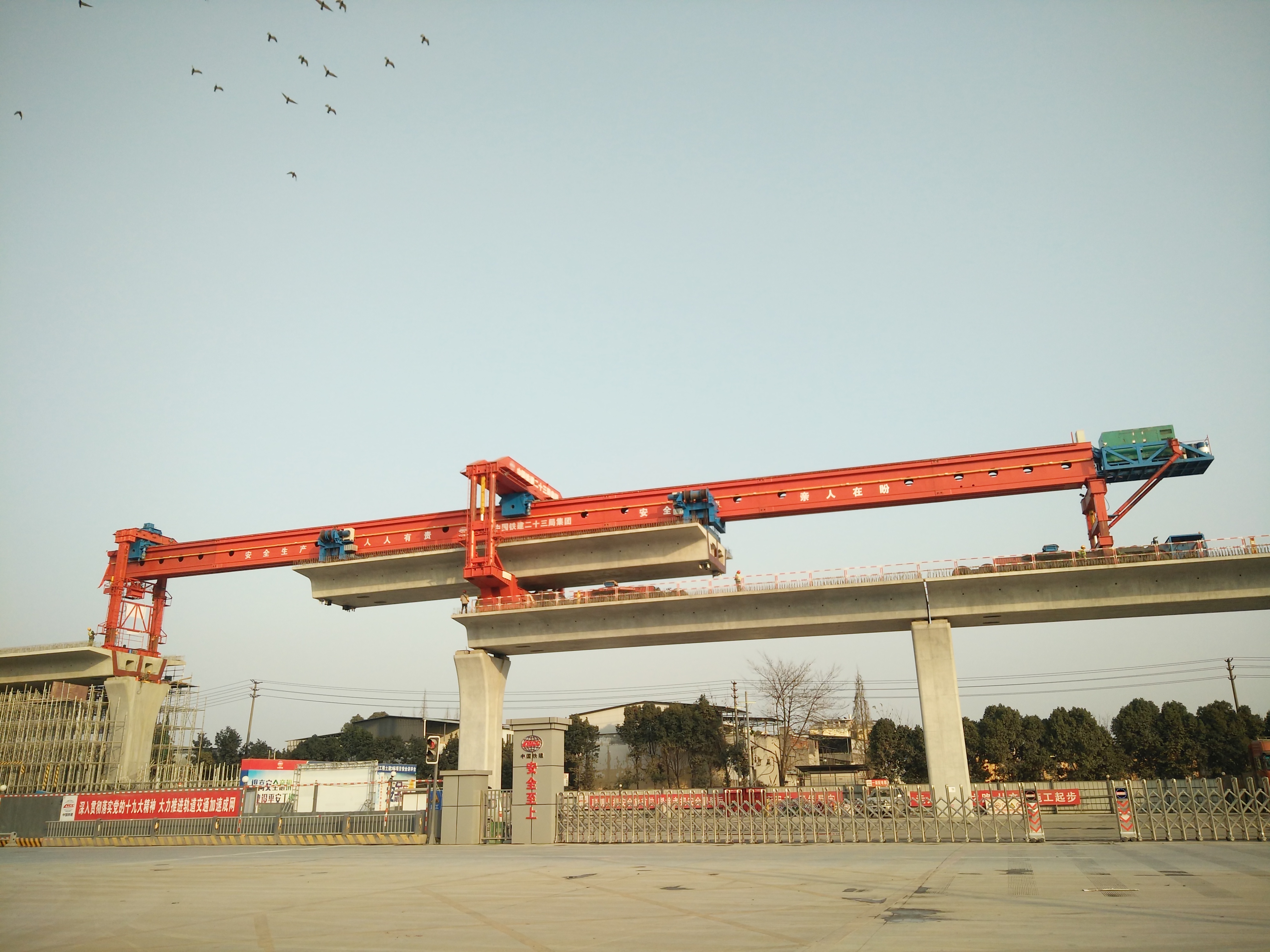 架橋機(jī)吊梁過二號(hào)柱